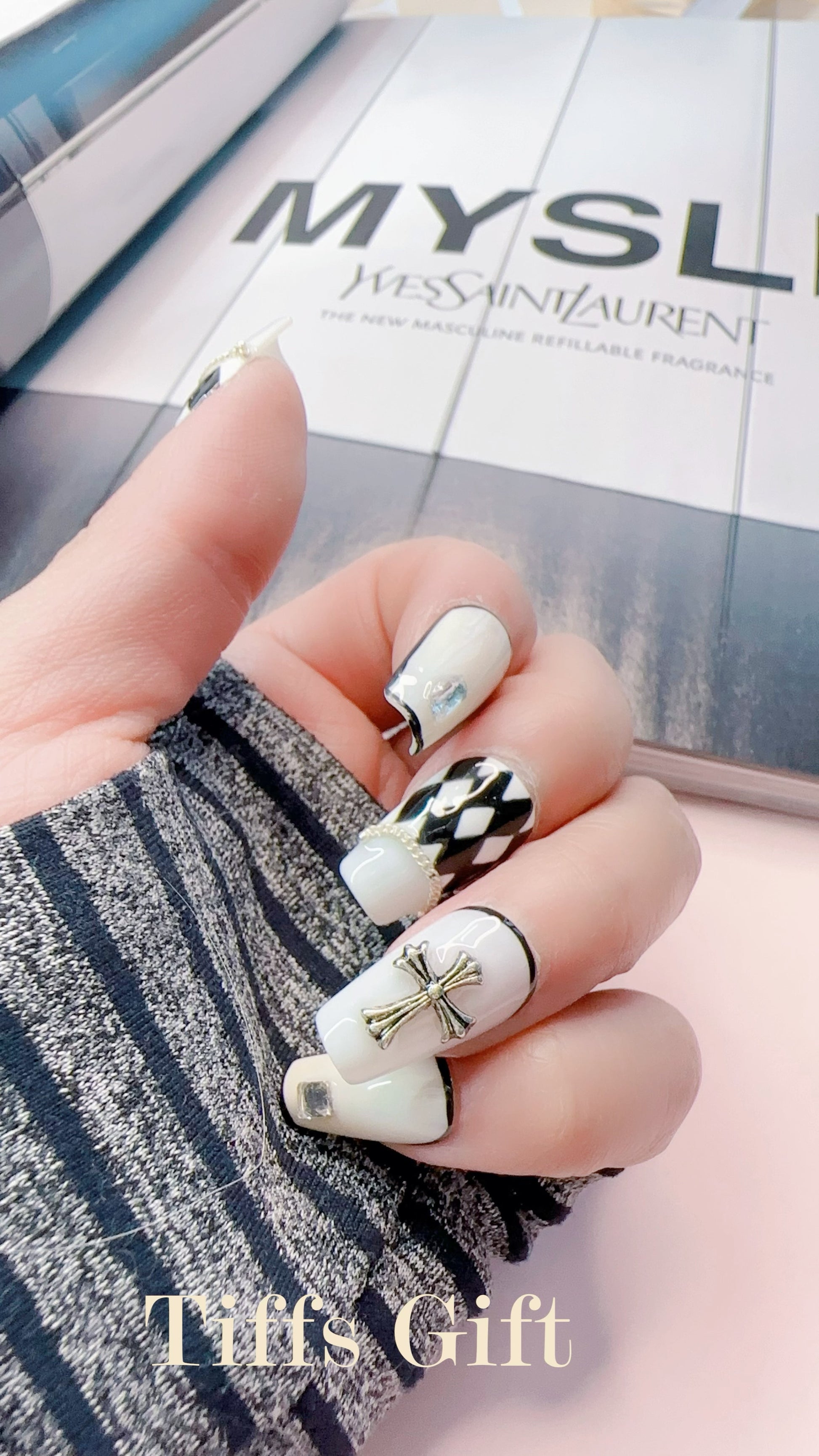 Chic&chessboard black white press on nails - TiffsGift