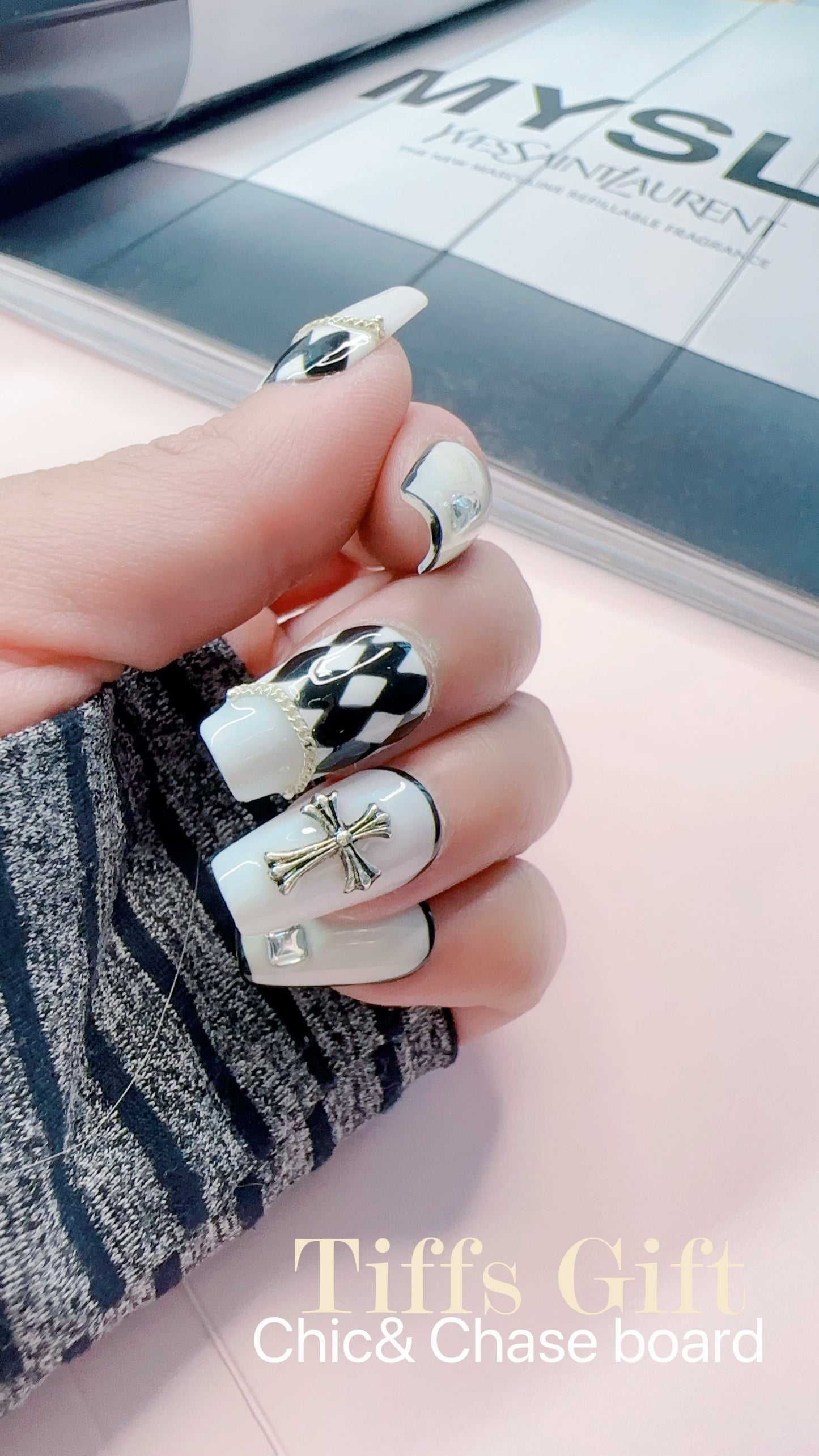 Chic&chessboard black white press on nails - TiffsGift